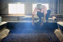 Load image into Gallery viewer, 山頂狀圓土窯柴焙龍眼乾 PeiZao Dried Smoked Longan