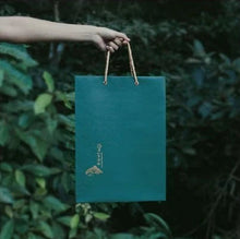 Load image into Gallery viewer, 淨源金碧四喜寶盒-守護禮盒 (包種+小葉紅) Ching Yuan Golden Dragon Joy Pouchong Tea &Black Tea Gift Box 50g*2pcs