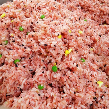 Load image into Gallery viewer, 歡喜心集煙燻茶鵝麻油紅麴飯 Joy Heart Tea Smoked Bean Curd and vegetables with Sesame Oil Anka Rice