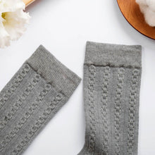 Load image into Gallery viewer, 里仁立體麻花中筒襪-灰 Leezen Organic Cotton Calf Socks-Grey