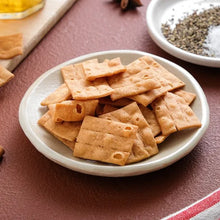 Load image into Gallery viewer, 里仁椒鹽菜脯餅 Leezen Dried Radish Crackers
