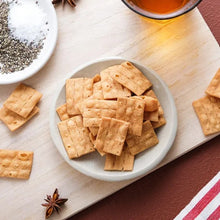 Load image into Gallery viewer, 里仁椒鹽菜脯餅 Leezen Dried Radish Crackers
