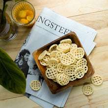 Load image into Gallery viewer, 里仁卡滋格子脆薯(湖鹽海苔) Leezen Potato Snack  (Seaweed Flavor)
