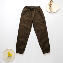 Load image into Gallery viewer, 里仁女有機棉彈性九分束口褲-墨綠 Leezen Organic Cotton Cropped Pants-Dark Green
